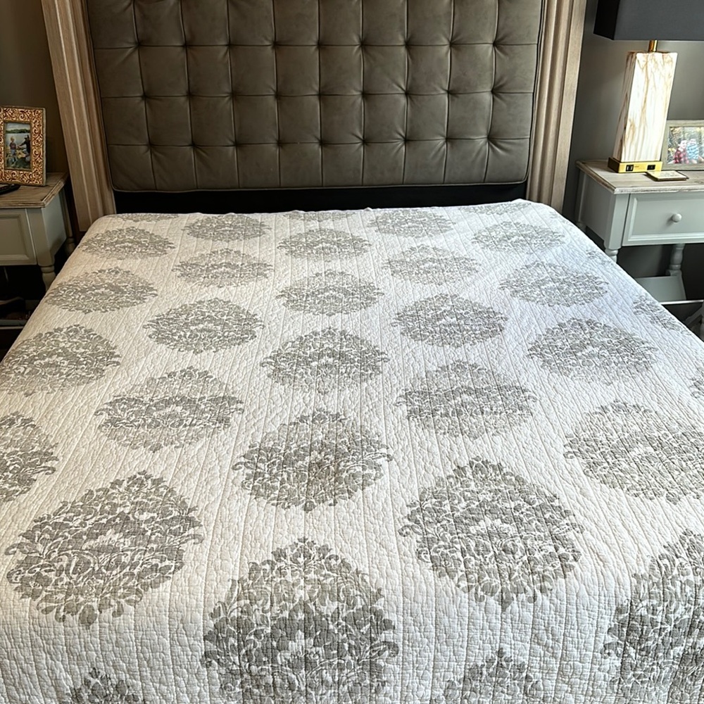 T Tahari Gray and White Quilted Medallion Quilt